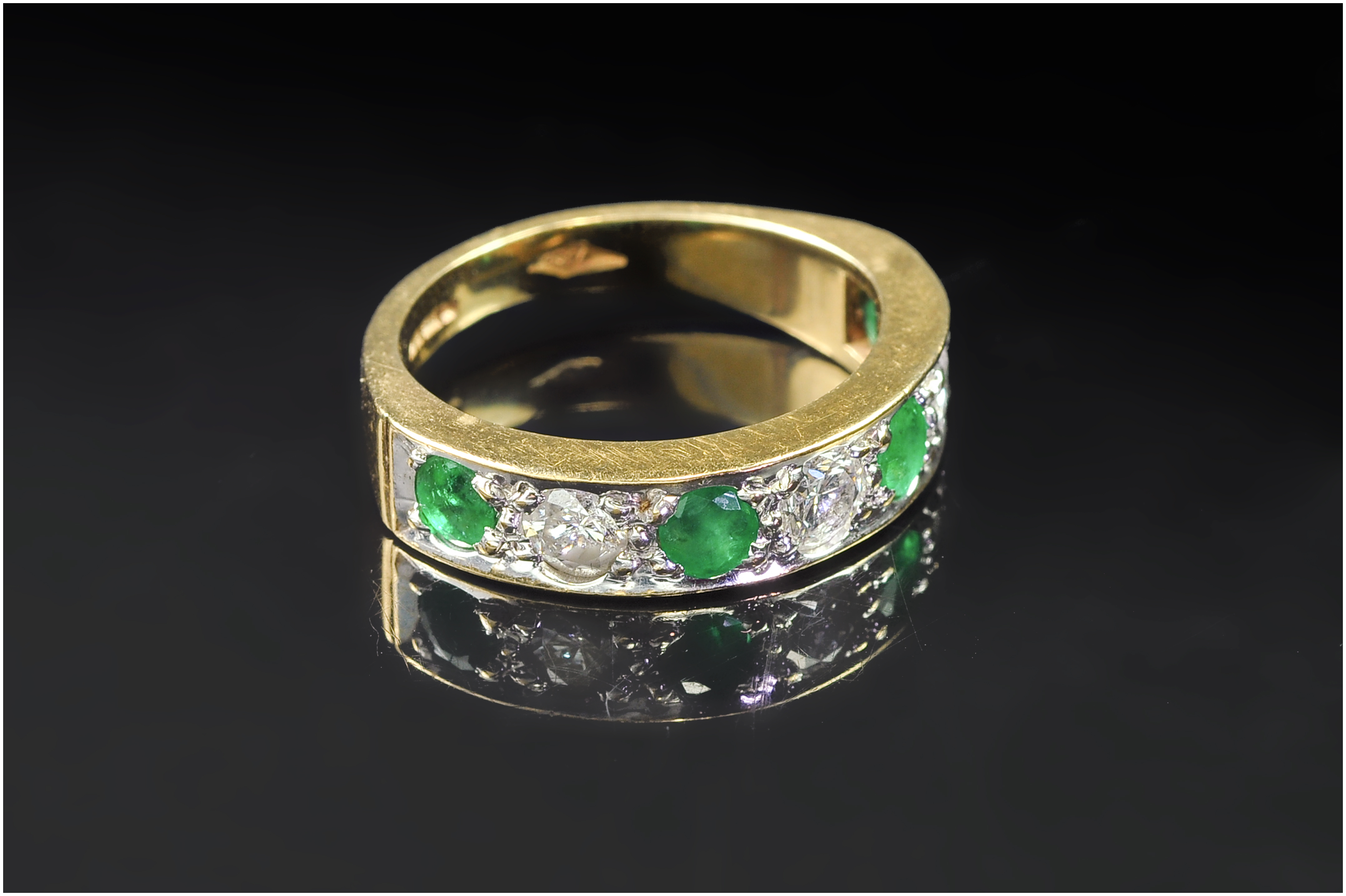 Ladies 9ct Gold Set Emerald and Diamond Half Eternity Ring. Fully Hallmarked. 5.1 grams. - Image 3 of 5