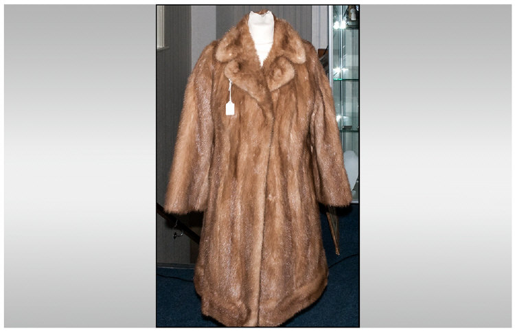 Ladies Blonde Mink Three Quarter Length Coat, fully lined. Collar with revers, hook & loop - Image 5 of 5