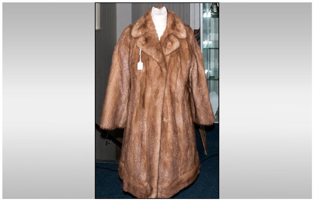 Ladies Blonde Mink Three Quarter Length Coat, fully lined. Collar with revers, hook & loop - Image 3 of 5