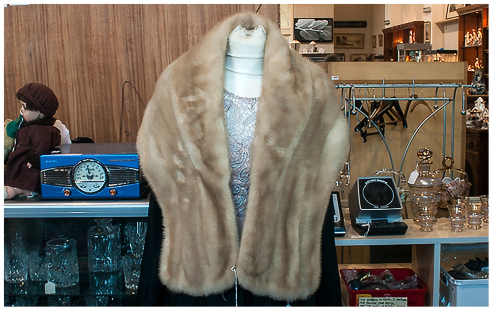 Ladies Blonde Mink Cape. Fully Lined.