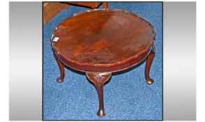 Queen Anne Style Round Pie Crust Edge Walnut Coffee Table, on four Anne legs with carved shell