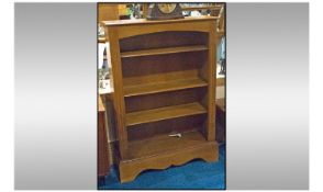 Modern Oak Bookcase with 5 shelves.