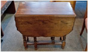 George III Bow Fronted Mahogany Chest of Drawers. Five Graduated Drawers on four splayed feet.