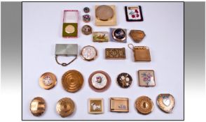 An Excellent Collection of 1930`s and 1940`s Ladies Compacts (22) in total. Various makers, sized