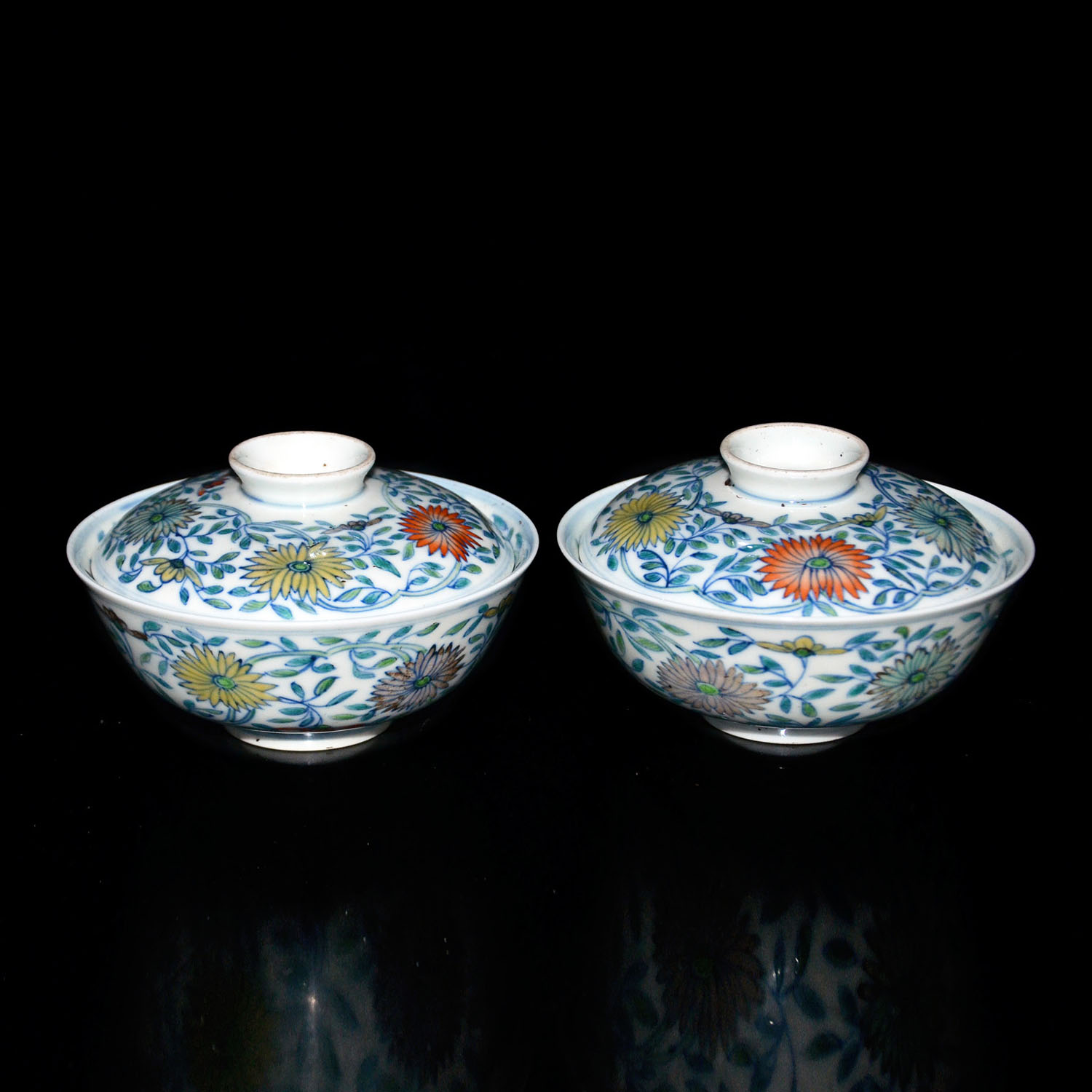 ???????????  A Pair of Doucai Chrysanthemum Tea Bowl with Cover ??????????? (??????)? A Pair of