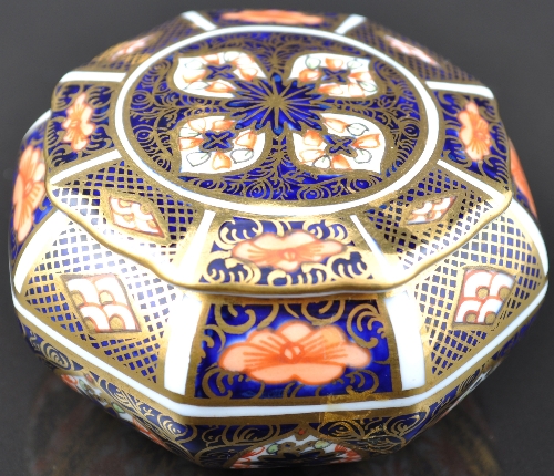 Royal Crown Derby octagonal shape covered box, date cipher for 1922, Imari pattern, 7cm.