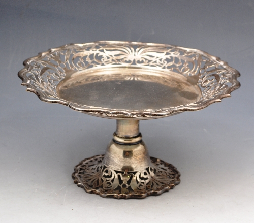 Late Victorian silver comport, London 1900, shallow circular bowl with a serpentine outline, pierced