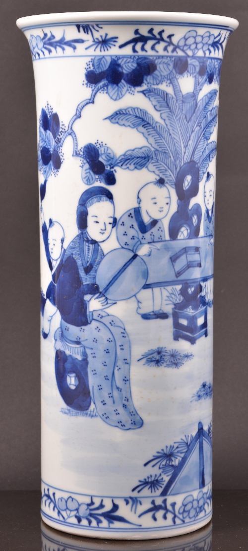 Chinese blue and white porcelain cylindr