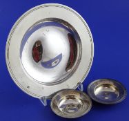 A modern silver armada dish and a pair of similar smaller dishes, JHO, London, 1986, 7.75in and