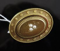 A Victorian 15ct gold and seed pearl set oval brooch, with glazed back, 1.5in.