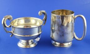 An Edwardian plain silver mug, Fenton Bros. Ltd, Sheffield, 1902, 4.75in, together with a later