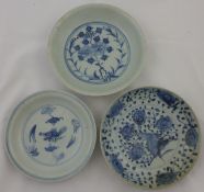 Five Chinese blue and white dishes, late Ming, 16th / 17th century, the first painted to the