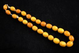 A single strand amber bead necklace, gross weight 21 grams, 14in.