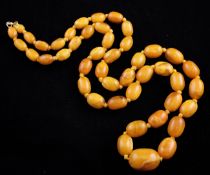 A single strand graduated amber bead necklace, gross weight 48 grams, 25in.