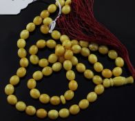 A single strand amber bead necklace, gross 23 grams, 28in.