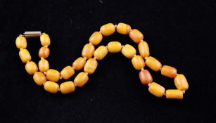 A single strand amber bead necklace, with barrel clasp, gross 26 grams, 17in.