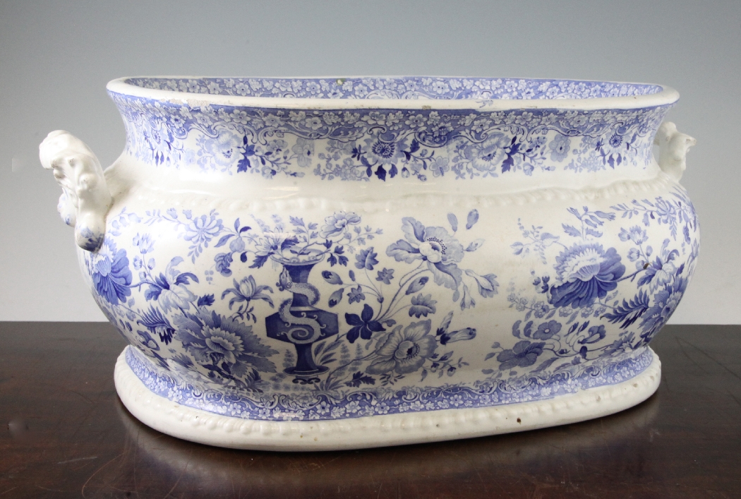 A Staffordshire blue and white Florentine pattern foot bath, c.1830, of lobed oblong shape, with a