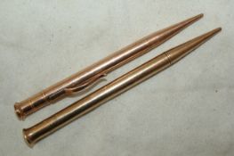 Two early 20th century 9ct gold pencils, largest 5in.