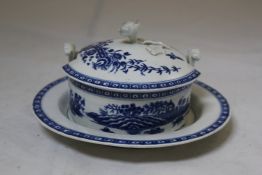 A Worcester `Fence` pattern cylindrical butter tub, cover and stand, c.1770, with shaped shell