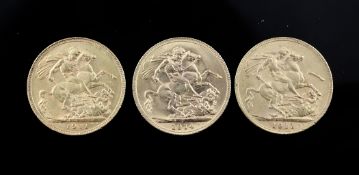 Three George V gold full sovereigns, 1911(2) and 1914, one 1911 uncirculated.