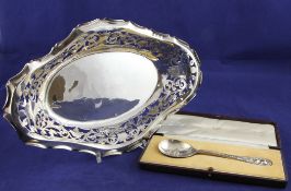 An Edwardian pierced silver fruit bowl, of shaped oval form, Williams Ltd, Birmingham, 1904, 12.