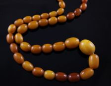 A single strand graduated amber bead necklace, gross weight 39 grams, 25in.