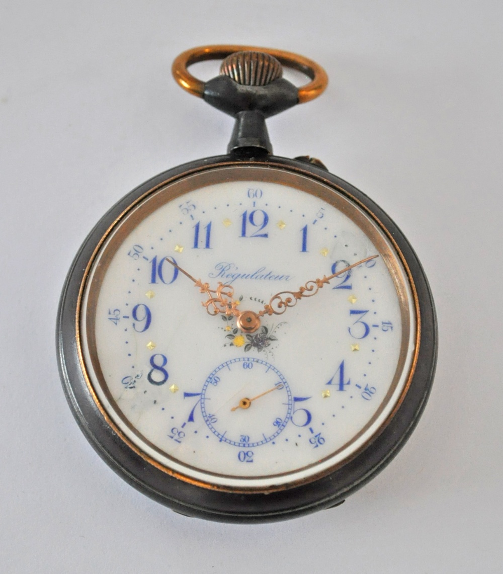 Regulateur pocket watch. Régulateur (vers 1900). Montre régulateur en acier noirci. Le mouvement