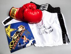Signed boxing memorabilia,
comprising: i) a Manny Pacquiao signed 8 by 10in. colour photograph,