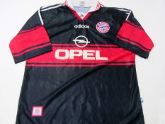 Giovane Elber: a black & red Bayern Munich jersey season 1997-98,
short-sleeved, the reverse