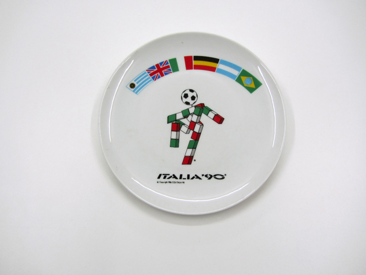 1990 World Cup souvenirs,
comprising: a plate; four keyrings; a cigarette case; a commemorative