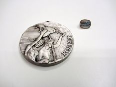 Aquatic sports memorabilia,
comprising: a keyring & pin badge from the Rome 1983 European Swimming