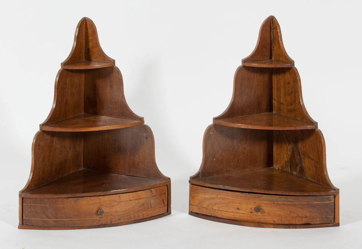 Coppia di piccole mensole ad angolo con ripiani e cassetto in legno di noce, XIX sec., H 48x24x34