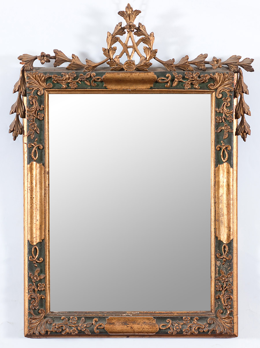 Specchiera in legno intagliata dorata e laccata verde, con cimasa intagliata a ghirlanda, specchio