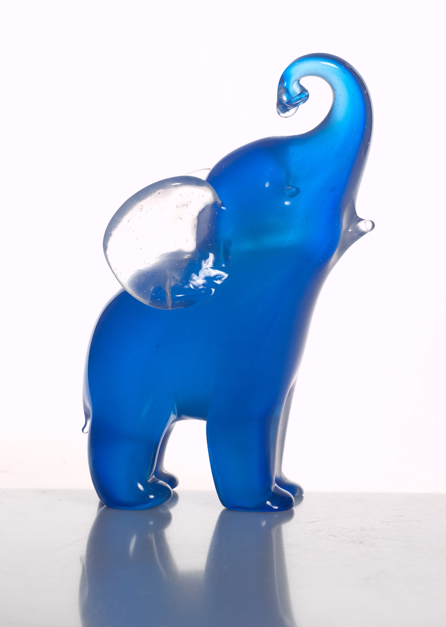 ?Elefante con orecchie trasparenti?, scultura in vetro blu (anni ?60 circa), 16 cm Minimum Bid: ?