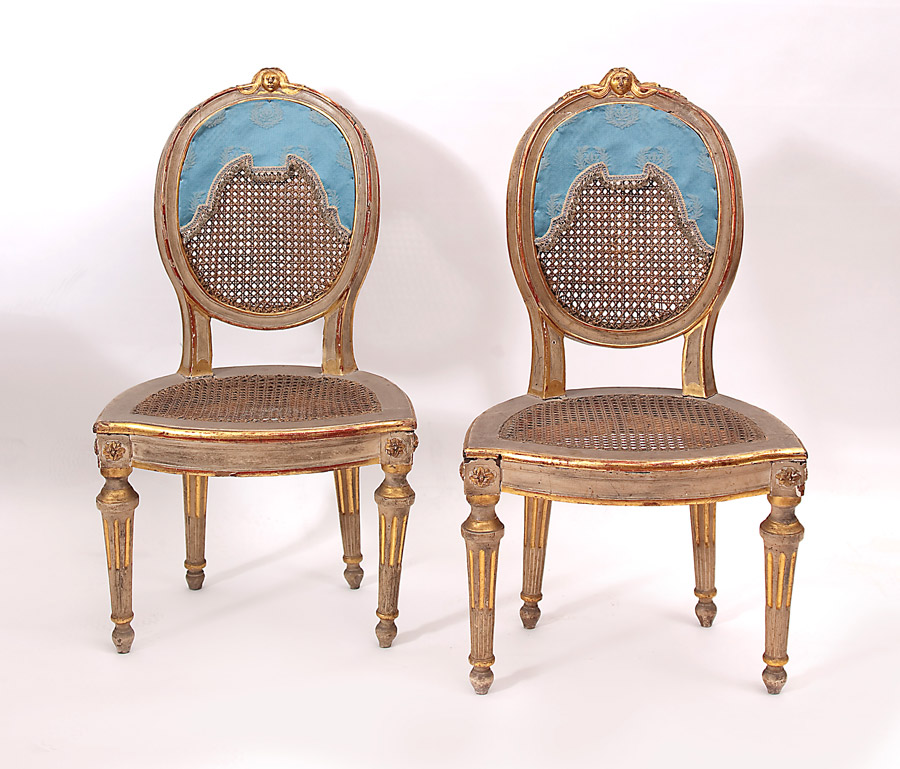 Quattro Sedie in legno laccato e dorato, schienale con al centro intaglio di testa femminile,