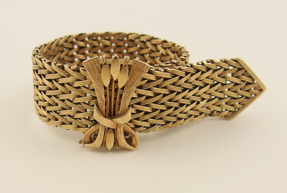 A 9ct heavy woven bracelet with decorative clasp designed as bulrushes. Hallmarked Birmingham 1965.