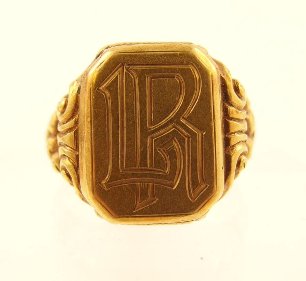 A gentleman`s 14ct signet ring solid 14ct yellow gold weight approx 20.8gms, with decorative floral