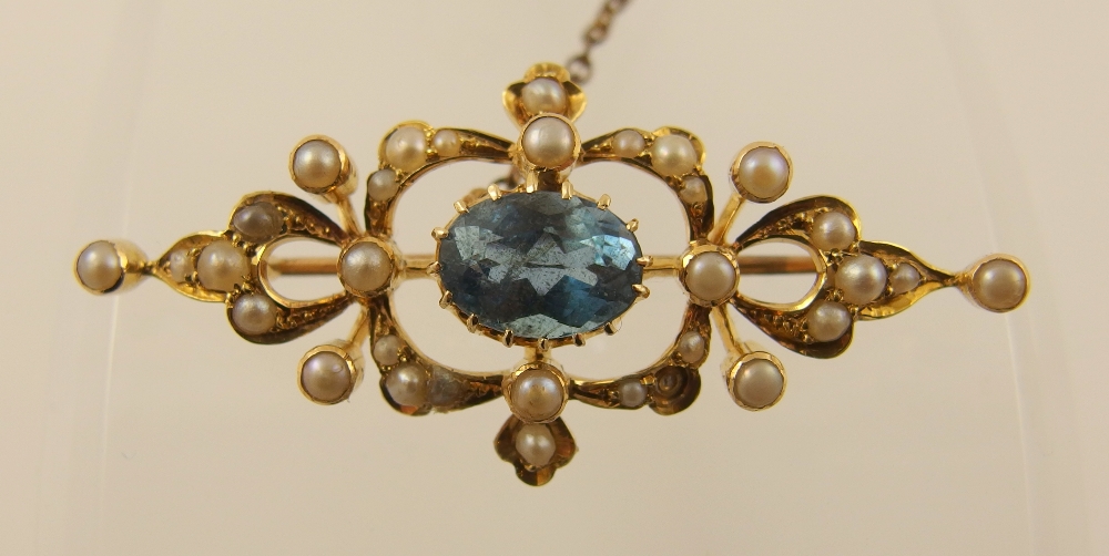 An aquamarine brooch made in 15ct gold, set to the centre an oval brilliant cut aquamarine in