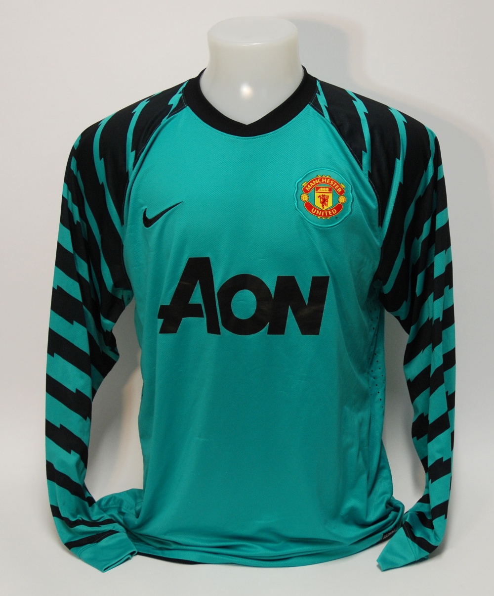 A green unnumbered Manchester United goalkeeper shirt with crew-neck collar and embroidered cloth