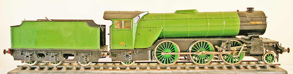 Live Steam 2½" Gauge of LNER V2 Class 2-6-2 Tender Locomotive number 4771 GREN ARROW. A well