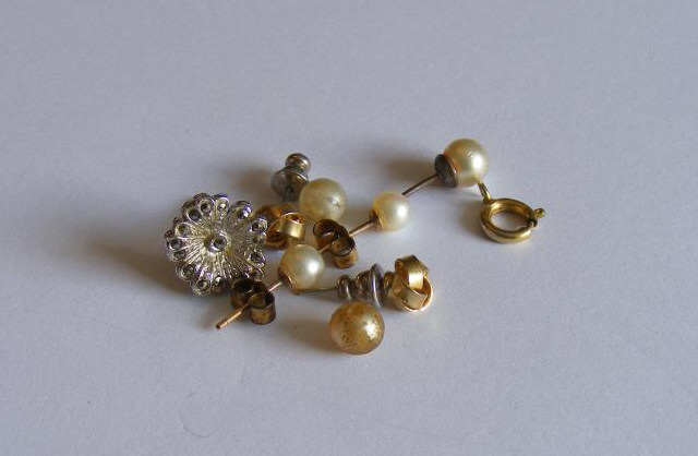 "A collection of various prs Earrings incl yellow metal, Pearl, etc."