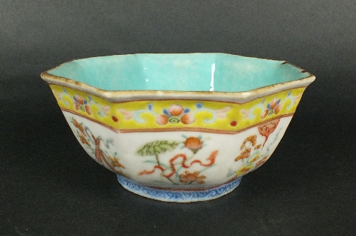 A Chinese porcelain octagonal form bowl, Qing Dynasty, Tongzhi period (1861-1875), decorated in