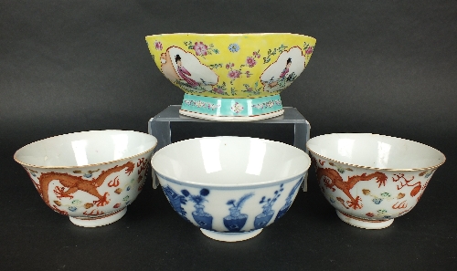 A Chinese blue and white porcelain bowl, Qing Dynasty 19th century, the exterior decorated with a