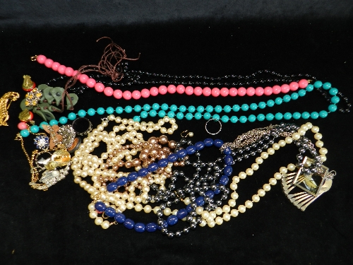 A small collection of various pieces of costume jewellery to include earring and necklaces
