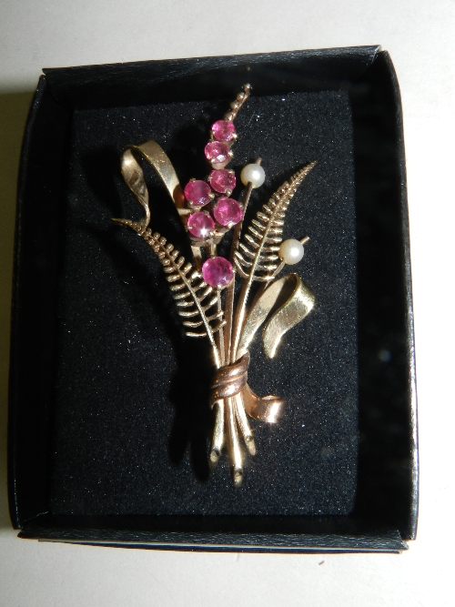 A 9ct. gold ruby and pearl set fern brooch
