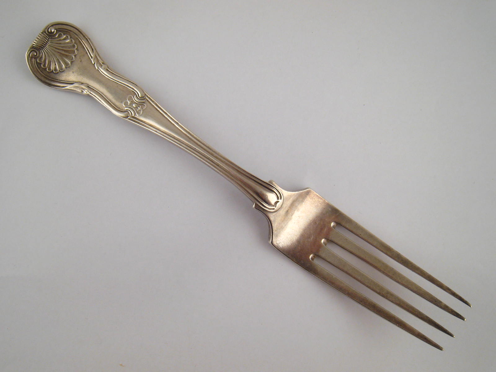 A fine and heavy hourglass pattern Irish Georgian silver tablefork, Dublin 1814. Length 21cm. wt.