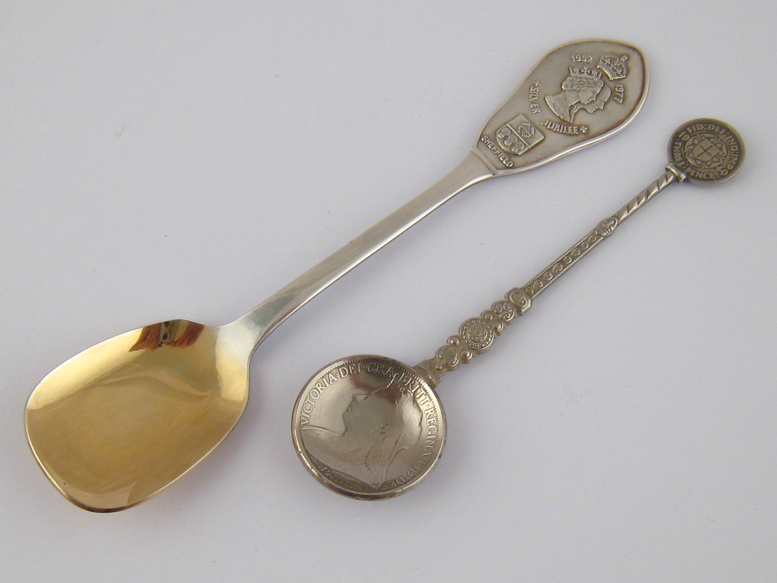 A silver sugar shovel with gilded bowl, the finial commemorating the Queen's 1977 silver Jubilee,