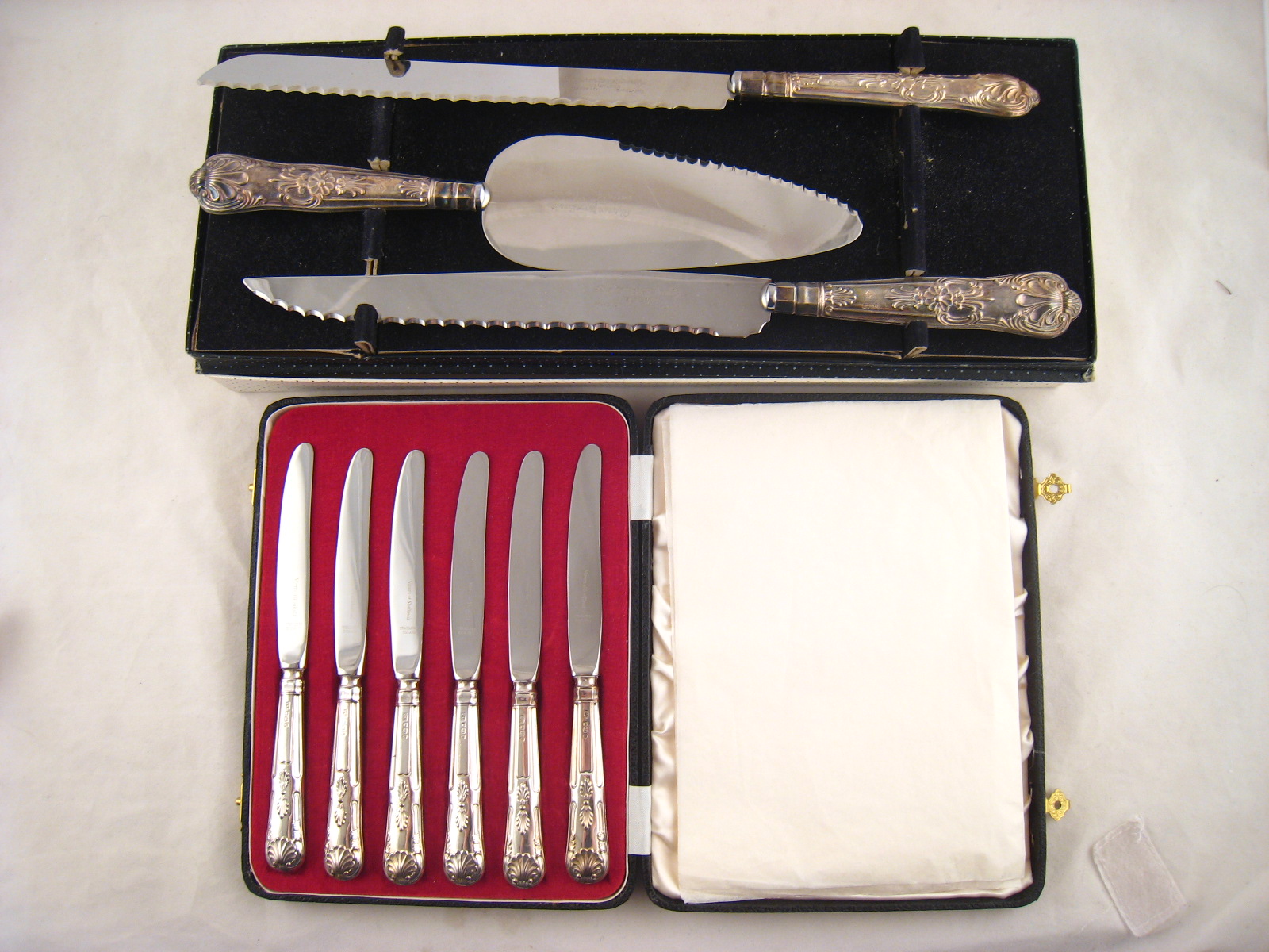 A mixed lot comprising a boxed set of six silver handled side knives by Viners of Sheffield, 1961,