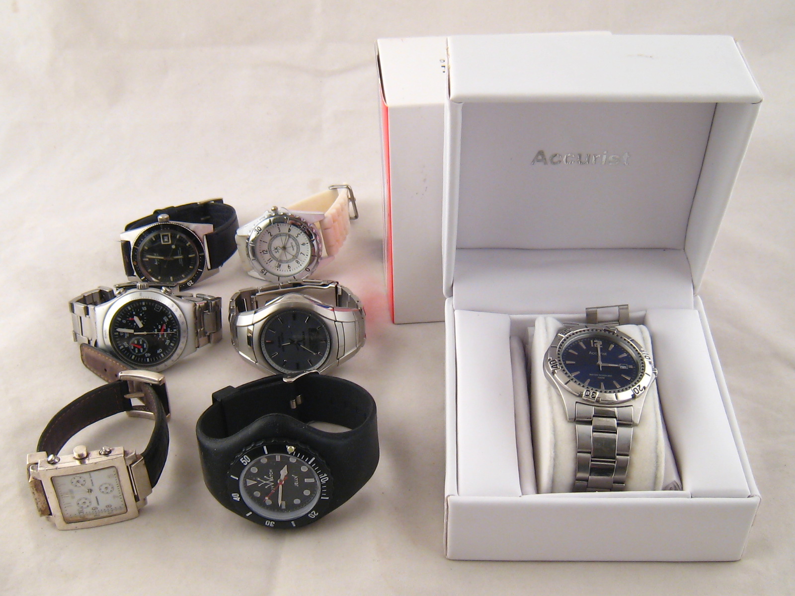 An Accurist wrist watch and metal strap in presentation case and original packing, together with a