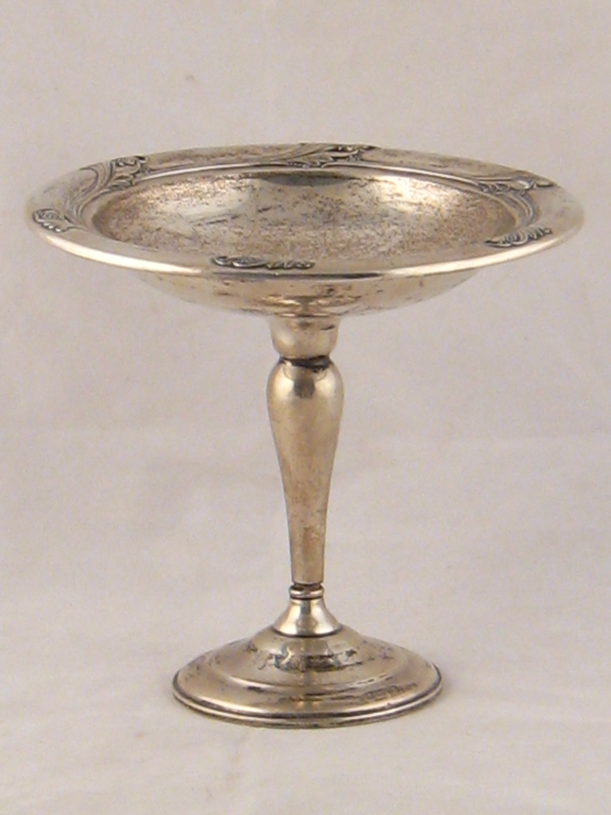 An American silver tazza, the rim pierced and embossed with Art Nouveau floral features (AF).